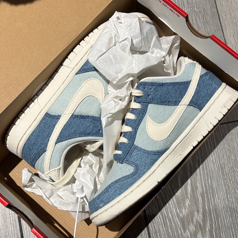 NIKE Denim Dunk Low. Size 8.5
Wore once. Stop with the ridiculous low offers!